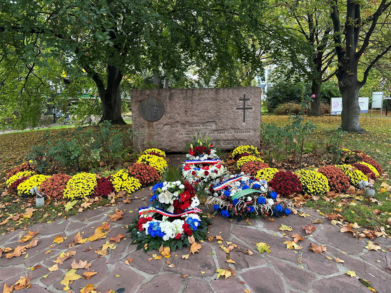 A Courbevoie, nous avons commémoré le 55ème anniversaire de la mort du Général de Gaulle ce dimanche 9 novembre devant la stèle située à place Charras